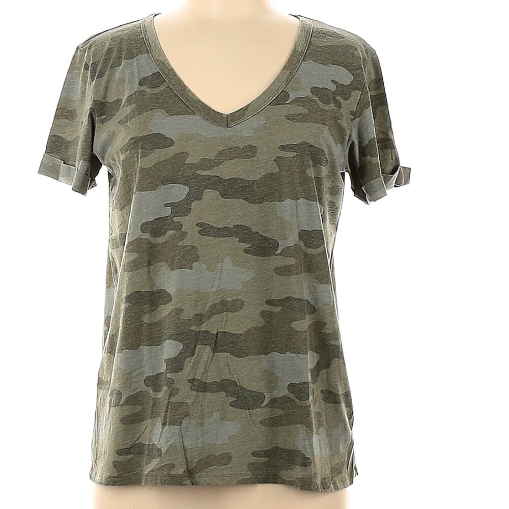 American Eagle Outfitters Green Camo V Neck Short sleeve t-shirt Size M